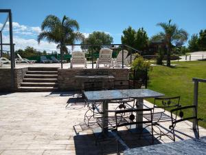 una mesa de picnic y sillas en un parque en Solares de Tanti en 