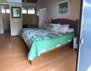 Ένα ή περισσότερα κρεβάτια σε δωμάτιο στο Ocean Breeze Kona Home