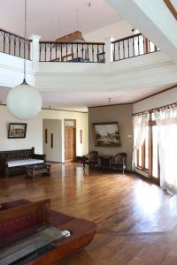 ein leeres Wohnzimmer mit Sofa und Klavier in der Unterkunft Villa batu malang swimming pool in Batu