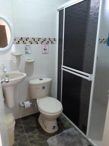 y baño con aseo, lavabo y ducha. en Apartamento Turistico Eisamar en San Andrés