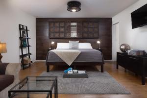 ein Schlafzimmer mit einem Bett und ein Wohnzimmer in der Unterkunft Hotel Flora and Fauna in Wimberley