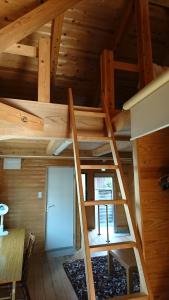 a loft bed in a room with wooden ceilings at 民泊和風一軒家貸し切り大人数にぴったりひろめ市場まで電車で15分の好立地 in Kochi