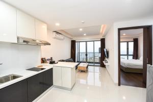 Η κουζίνα ή μικρή κουζίνα στο LOVINA 19-16 at Harbour Bay Residences