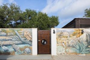 ein Wandbild vor einem Zaun in der Unterkunft Hotel Flora and Fauna in Wimberley