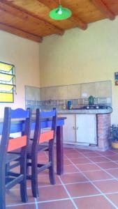 eine Küche mit einem Tisch und Stühlen im Zimmer in der Unterkunft Dimensión moonlight in La Falda