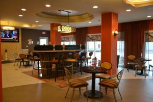 The lounge or bar area at Holiday Inn Express Covington-Madisonville, an IHG Hotel