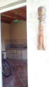 ein Zimmer mit einer Küche, in der ein Fahrrad geparkt ist in der Unterkunft Dimensión moonlight in La Falda