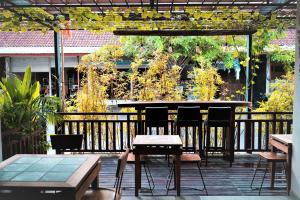 patio con sedie e bar su una terrazza di The Nyaman Bali a Kuta