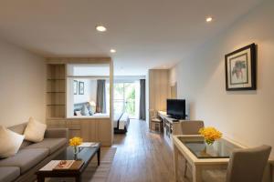 A seating area at Classic Kameo Hotel and Serviced Apartments, Sriracha