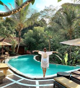 בריכת השחייה שנמצאת ב-Song Broek Bali או באזור