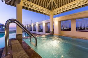 basen ze zjeżdżalnią wodną w budynku w obiekcie Classic Kameo Hotel and Serviced Apartments, Sriracha w mieście Si Racha