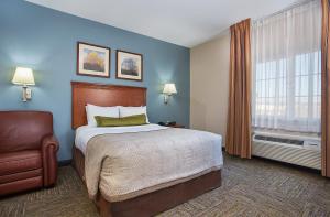 Giường trong phòng chung tại Candlewood Suites Tuscaloosa, an IHG Hotel