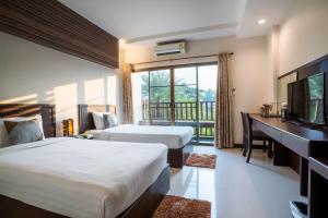 A bed or beds in a room at Kong Garden View Resort Chiang Rai