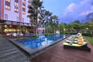 プルワカルタにあるHarper Purwakarta by ASTONのスイミングプール付きホテルのイメージ