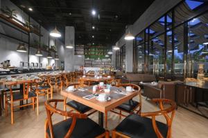 Restaurace v ubytování Harper Purwakarta by ASTON