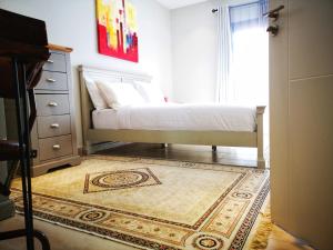 Un pat sau paturi într-o cameră la Apartment E14, Forest View Apartments