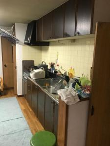 una cucina con lavandino e piano di lavoro di Otaru stay a Otaru