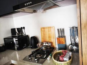 Una cocina o kitchenette en Apartment E14, Forest View Apartments