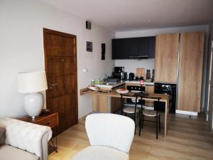 - une cuisine avec une table et des chaises dans la chambre dans l'établissement Apartment E14, Forest View Apartments, à Kololi