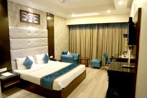 A bed or beds in a room at Hotel Shagun Chandigarh Zirakpur