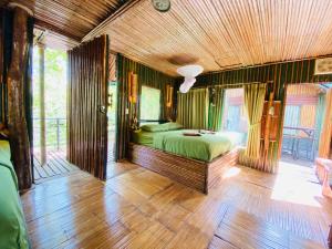 Postel nebo postele na pokoji v ubytování Khao Sok Tree House Resort
