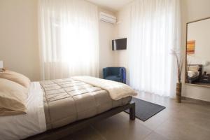 1 dormitorio con cama y ventana grande en Casa di Sara en Zafferana Etnea