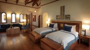 Ein Bett oder Betten in einem Zimmer der Unterkunft Sanctum Inle Resort