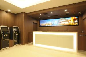 宇部にあるAB Hotel Ubeshinkawaの客室内の壁に大画面薄型テレビが備わります。