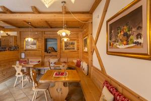 A restaurant or other place to eat at Agriturismo Maso Santa Libera
