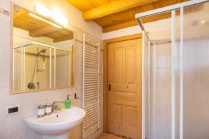 A bathroom at Agriturismo Maso Santa Libera