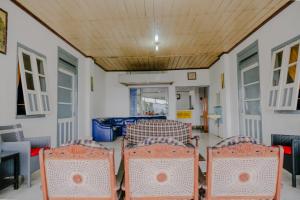 eine Gruppe Stühle in einem Zimmer mit einem Tisch in der Unterkunft OYO Life 2638 Hotel Raya in Sarangan