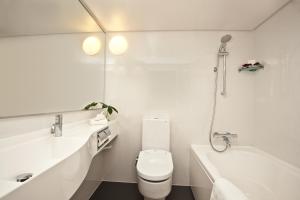 Bathroom sa Wilby Central Serviced Apartments
