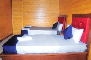 Katil atau katil-katil dalam bilik di Elvis Beach Resort
