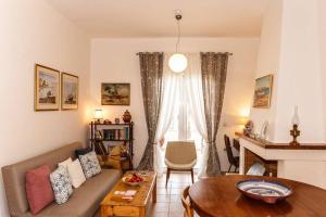un soggiorno con divano e tavolo di Estia House Cozy-Comfortable Apartment a Benitses