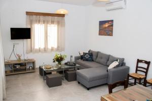 sala de estar con sofá y mesa en Villa Aloni in Triopetra, en Triopetra