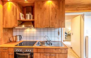 Kuchyň nebo kuchyňský kout v ubytování 2 Bedroom Beautiful Home In Otterndorf