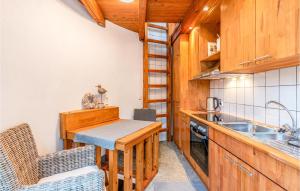 Kuchyň nebo kuchyňský kout v ubytování 2 Bedroom Beautiful Home In Otterndorf
