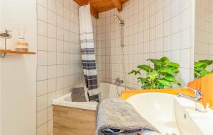 Koupelna v ubytování 2 Bedroom Beautiful Home In Otterndorf