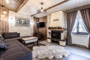 uma sala de estar com um sofá e uma lareira em Маєток "ZYMON & SKI" em Bukovel