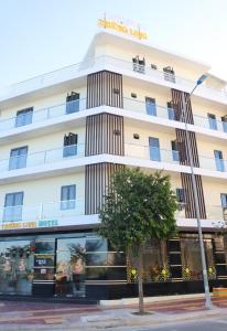 een weergave van de buitenkant van een hotel bij Khách sạn Trường Long in Phan Rang