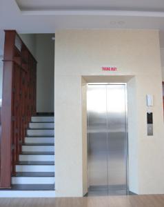 een lift in een gebouw met een bordje met de tekst 'verkeerde kant op' bij Khách sạn Trường Long in Phan Rang