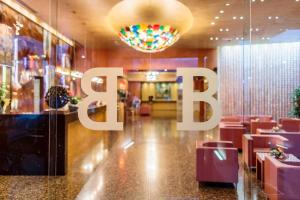 Certificato, attestato, insegna o altro documento esposto da Base Hotel