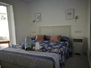 sypialnia z łóżkiem z niebieską kołdrą w obiekcie Cozy Luxury w mieście San Bartolomé