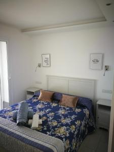 sypialnia z łóżkiem z niebieskim kocem w obiekcie Cozy Luxury w mieście San Bartolomé