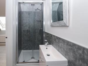 ein Badezimmer mit Dusche und Waschbecken in der Unterkunft Ysgubor Tyddyn Isaf in Derwen + 36 Fotos