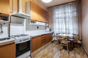 Кухня или мини-кухня в Doroshenka Antique Apartment
