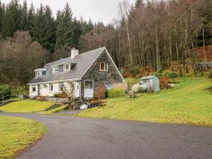 a house on the side of a road at Glenfinglas Dam Cottage in Callander