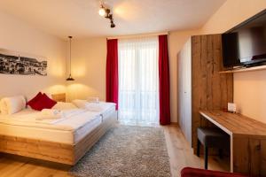 ein Hotelzimmer mit einem Bett und einem großen Fenster in der Unterkunft Villa Marienhof in Annenheim