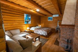 ein Schlafzimmer mit einem Bett und einem Sofa in einem Zimmer in der Unterkunft Villa Garden Hotel in Solotschyn