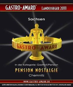 una imagen de una placa de un premio gstaio con un trofeo de oro en Pension & Gasthaus Nostalgie, en Chemnitz